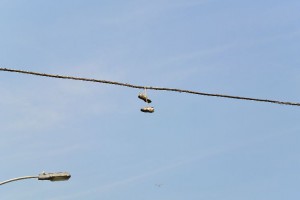 Albese, scarpe appese sui fili della linea elettrica, giugno 2013(2)