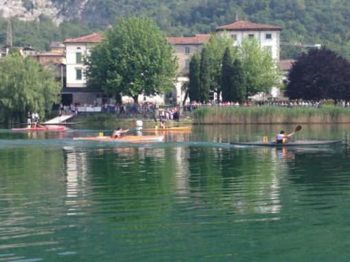 Alunni in canoa Pusiano ok(1)