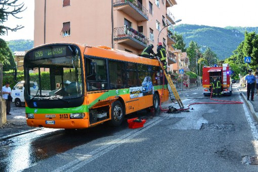 Erba pullman in fiamme in via Adua giugno 2013 (3)