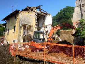 Demolizione edificio via Adamello Albese luglio 2013