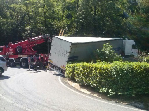 Incidente Castelmarte camion incastrato strada chiusa 4 luglio 2013 (2)