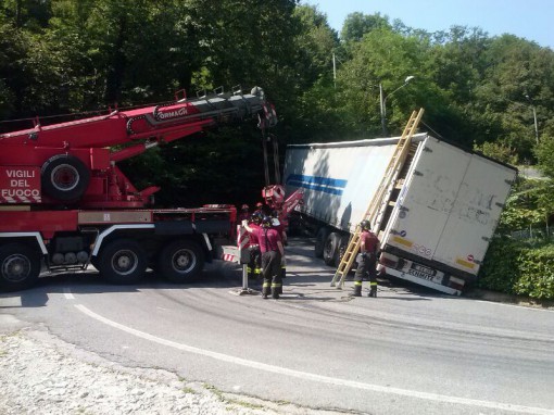 Incidente Castelmarte camion incastrato strada chiusa 4 luglio 2013 (3)