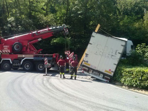 Incidente Castelmarte camion incastrato strada chiusa 4 luglio 2013 (5)