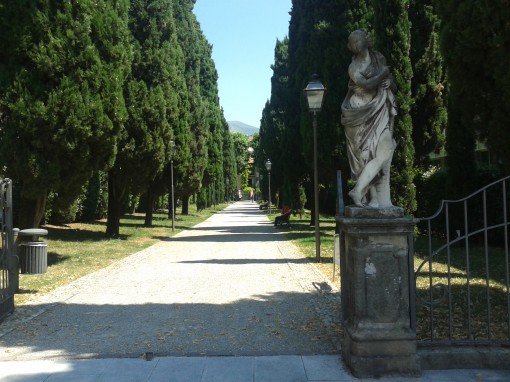 Vialetto dei cipressi tavola shakespeariana Erba luglio 2013