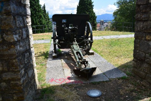 Scritte d'amore sulla scalinata del monumento ai caduti Erba agosto 2013 (27)