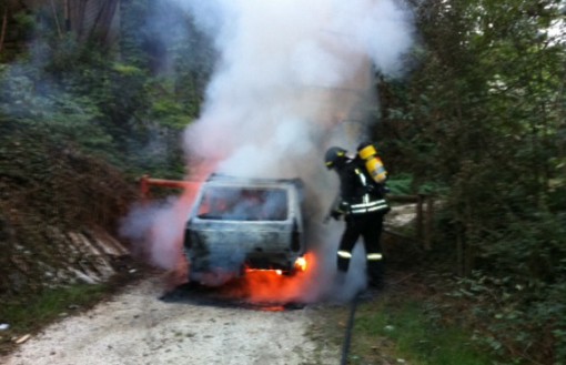 Auto bruciata Monguzzo settembre 2013 (1)