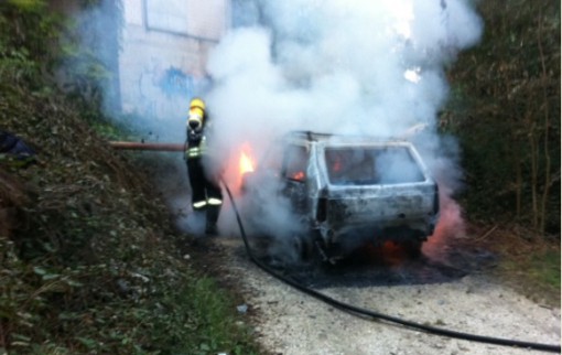 Auto bruciata Monguzzo settembre 2013 (2)