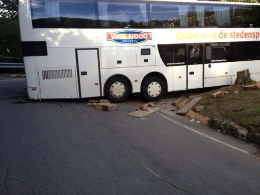 Bus incastrato Vallassina settembre 2013 (1)