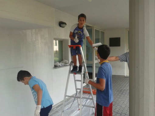 Consiglio comunale dei ragazzi ripulisce le pareti della palestra Albese settembre 2013 (1)
