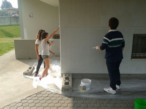 Consiglio comunale dei ragazzi ripulisce le pareti della palestra Albese settembre 2013 (2)