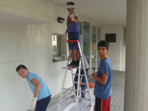 Consiglio comunale dei ragazzi ripulisce le pareti della palestra Albese settembre 2013 (4)