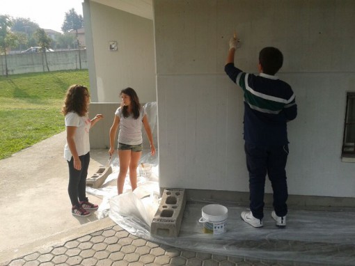 Consiglio comunale dei ragazzi ripulisce le pareti della palestra Albese settembre 2013 (5)