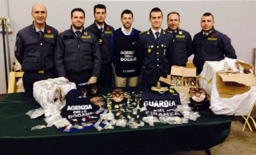 Guardia di finanza sequestro souvenir ottobre 2013