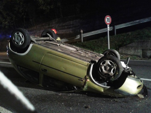 Incidente Ponte Lambro auto ribaltata novembre 2013 (3)