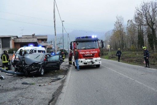 Incidente via Trieste Erba auto contro lampione novembre 2013 (1)