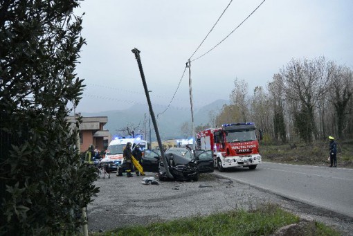 Incidente via Trieste Erba auto contro lampione novembre 2013 (2)