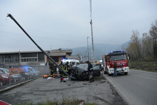Incidente via Trieste Erba auto contro lampione novembre 2013 (3)