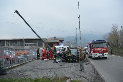 Incidente via Trieste Erba auto contro lampione novembre 2013 (4)