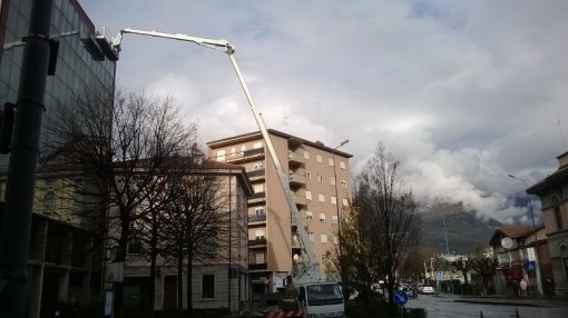 Piazza della stazione di Erba bloccata al traffico novembre 2013