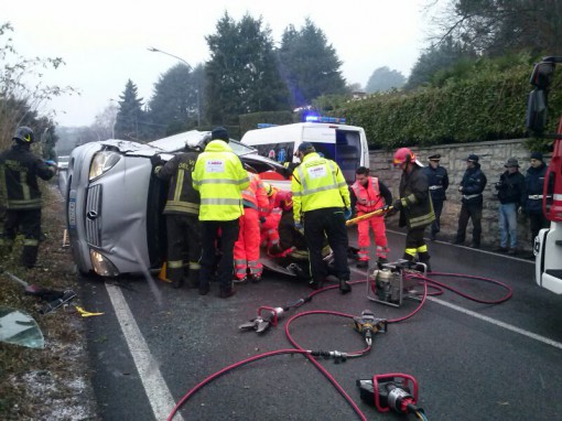 Ribaltamento auto via Como Erba (1)