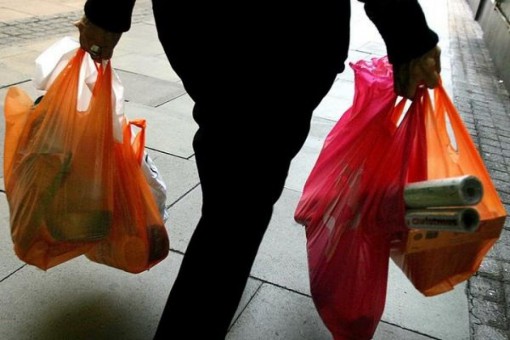 Sacchetti della spesa stop alla plastica multe