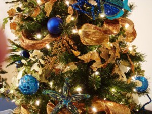 albero-di-natale-con-addobbi-blu-e-oro