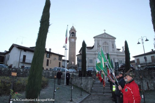 Alzabandiera e cerimonia per Luca Tanzi, agente morto in sardegna lurago (6)