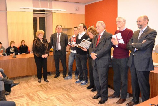 Attestati di riconoscenza, premiazioni comune Erba, dicembre 2013, universita della terza eta