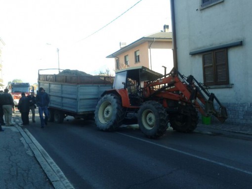 incidente erba via Alserio auto trattore (3)