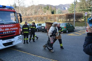 Befana pompieri Erba gennaio 2014 (30)