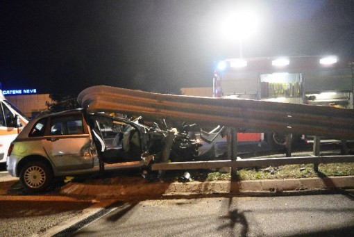 Incidente Molteno auto contro guard rail gennaio 2014 (1)