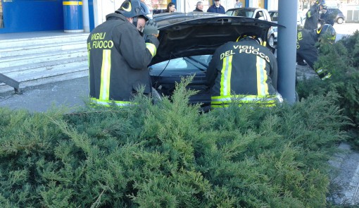 Incidente auto contro lampione Erba gennaio 2014 (3)