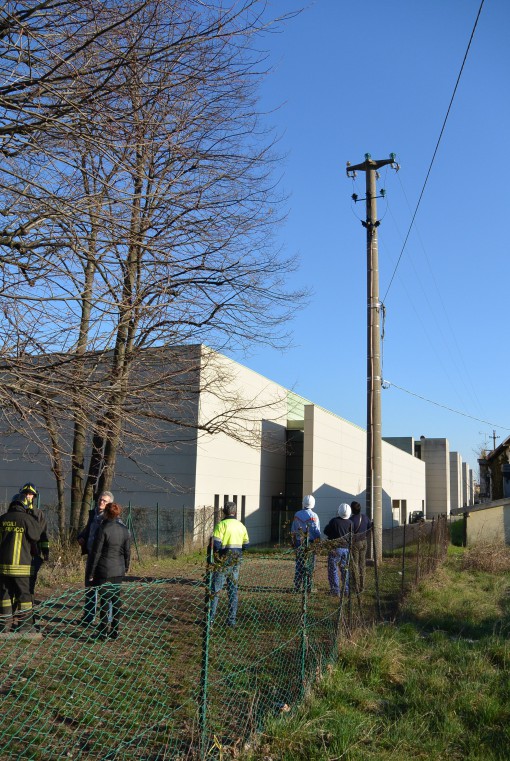 Brucia palo della luce scuola di arcellasco evacuata e black-out erba febbraio 2014 (3)