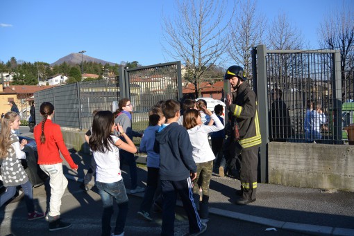 Brucia palo della luce scuola di arcellasco evacuata e black-out erba febbraio 2014 (6)