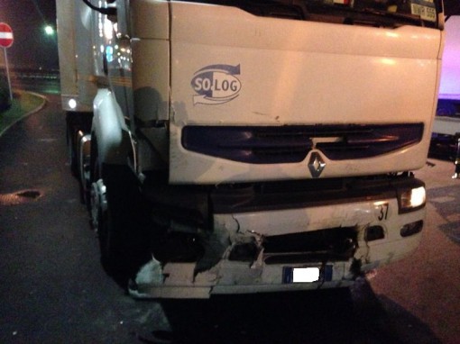 Incidente Molteno auto ferma tamponata da un tir febbraio 2014 (1)