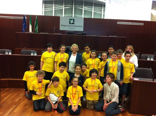 Alzate alunni in visita con Daniela Maroni a Milano marzo 2014 (1gruppo)