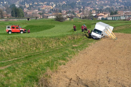 Camion incastrato a Orsenigo marzo 2014 (1)