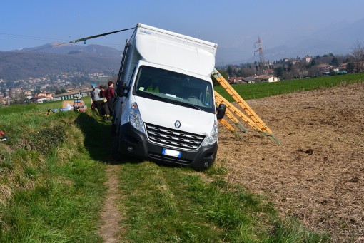 Camion incastrato a Orsenigo marzo 2014 (3)