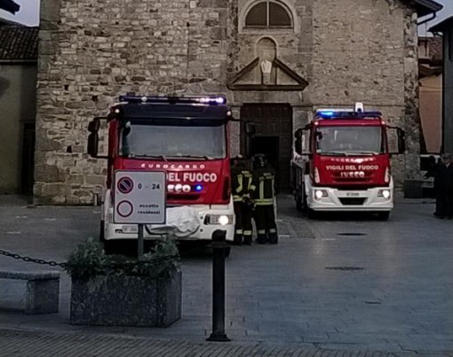Pompieri sul campanile di sant'eufemia tegola pericolante erba marzo 2014 (1)