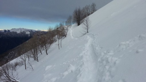 Il sentiero del Monte Palanzone ricoperto di neve. Foto tratta dalla pagina Facebook del Rifugio Riella