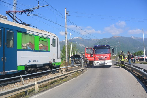 Auto contro treno Erba aprile 2014 (4)