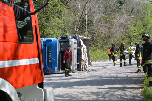 Camion ribaltato Pusiano marzo 2014 (1)