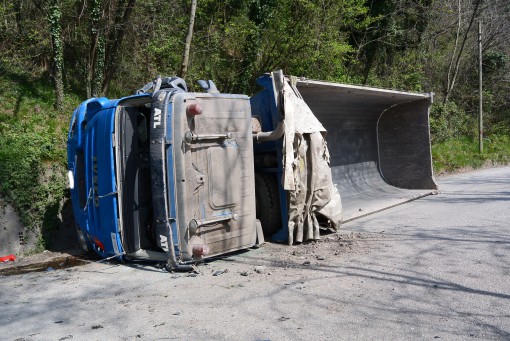 Camion ribaltato Pusiano marzo 2014 (3)