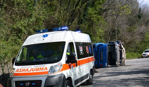 Camion ribaltato Pusiano marzo 2014