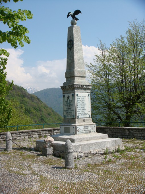 Monumento ai Caduti Sormano 25 aprile 2014 polemica