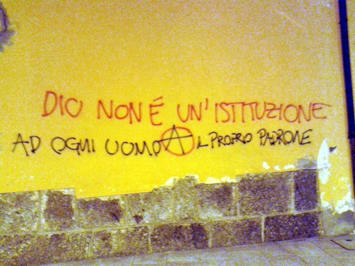 Scritte chiesa e Pd marzo 2014 (1)