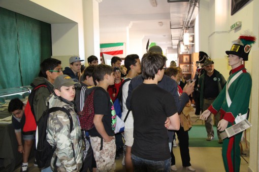 Alunni e Alpini in caserma Ponte Lambro maggio 2014 (10)
