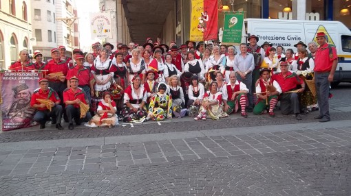 Raduno gruppi folcloristici canzo nonsoloturismo