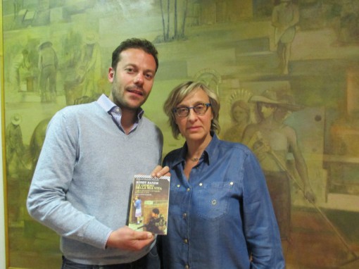erica rivolta ed eugenio zoffili regalano libro su bobby sands (1)