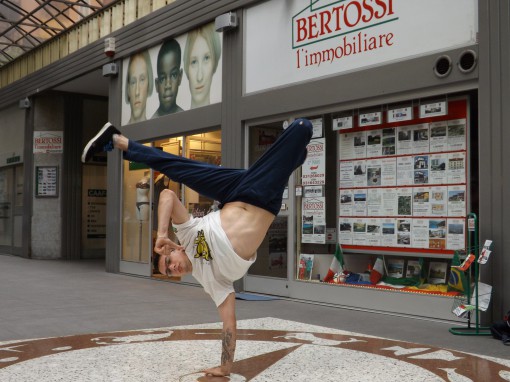 Ragazzi che ballano hip hop in strada Erba giugno 2014 (1)